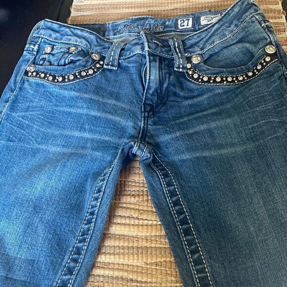 EUC Miss Me Jeans lots of detail size 27 book cut - Picture 1 of 5